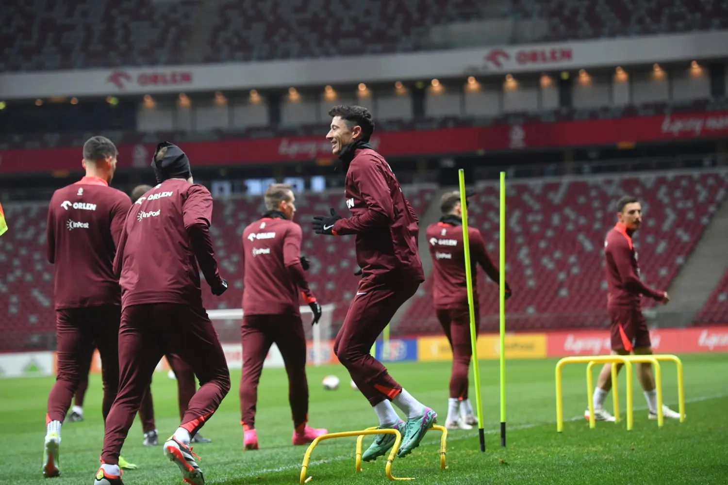 ليفاندوفسكي هداف بولندا ونجمها الأبرز يتوسط زملائه في التدريبات قبل مواجهة إستونيا بالملحق (د ب ا)