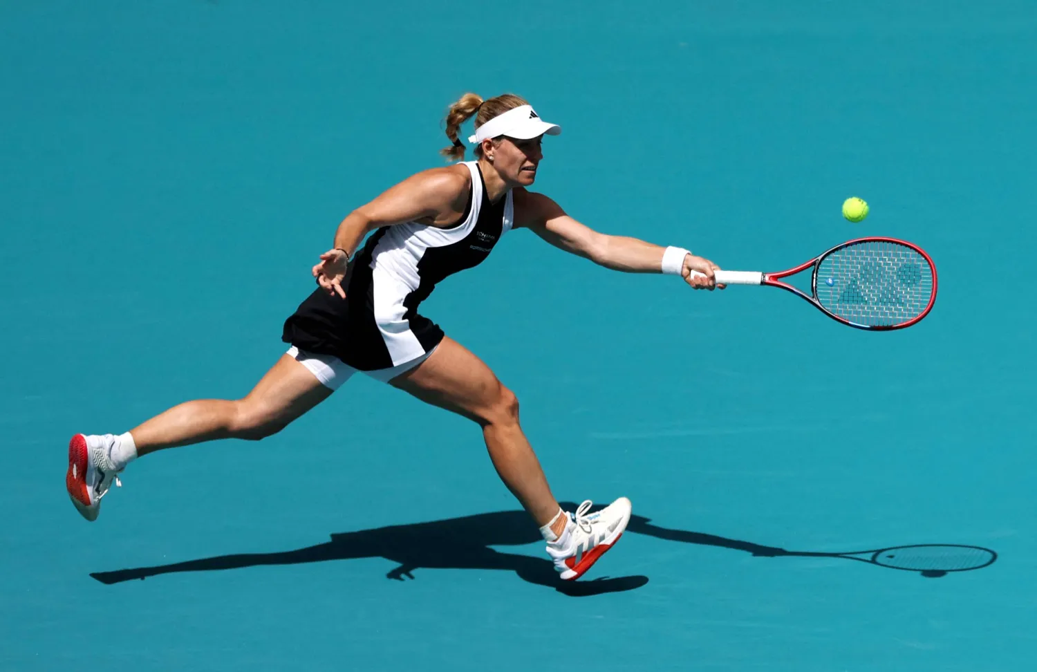 الألمانية أنجليك كيربر تحاول التقاط الكرة خلال مواجهتها أمام الأميركية سلون ستيفنز (أ.ف.ب)