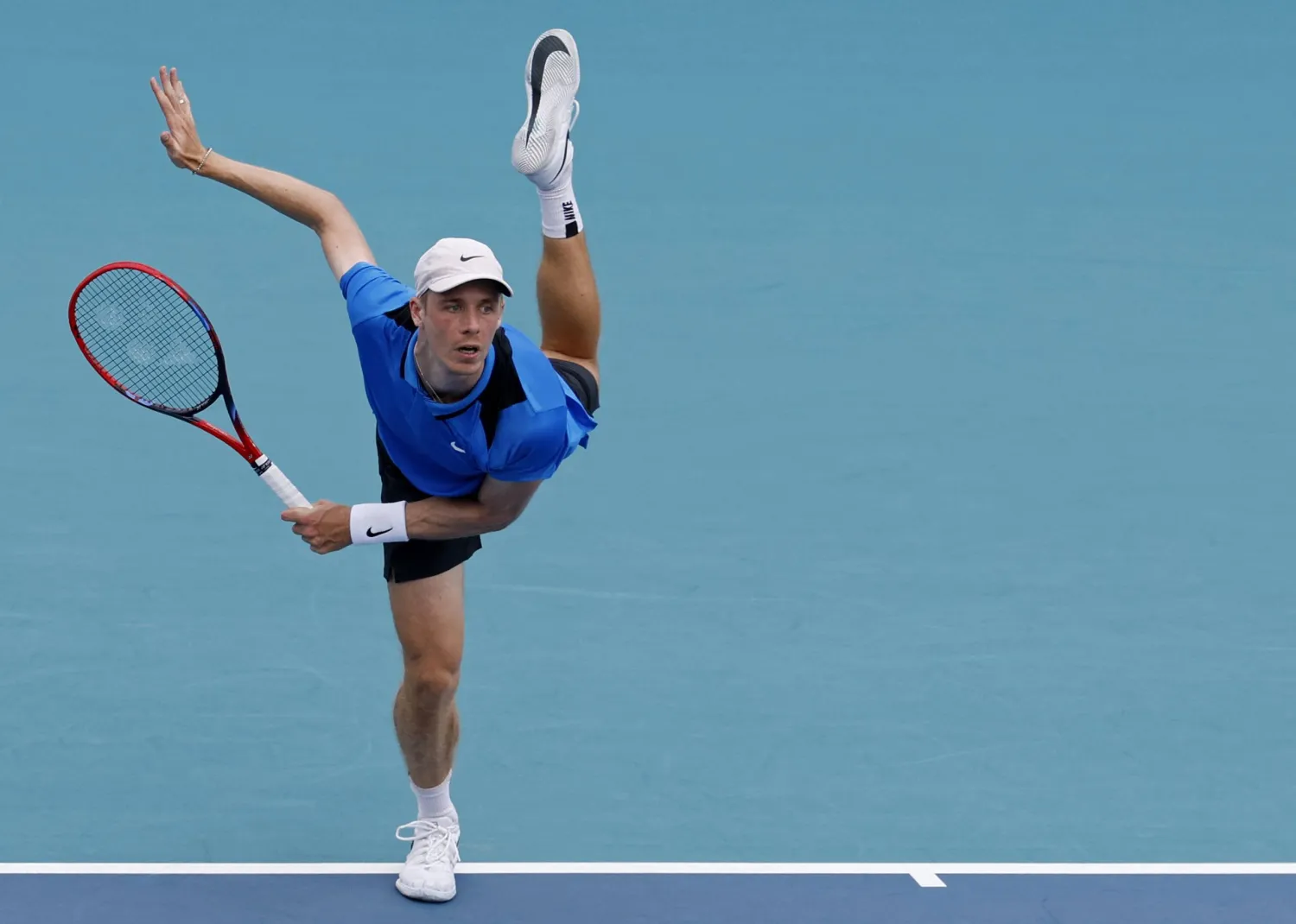 الكندي دينيس شابوفالوف خلال مواجهة الإيطالي لوتشيانو دارديري ضمن منافسات بطولة ميامي للتنس (رويترز)