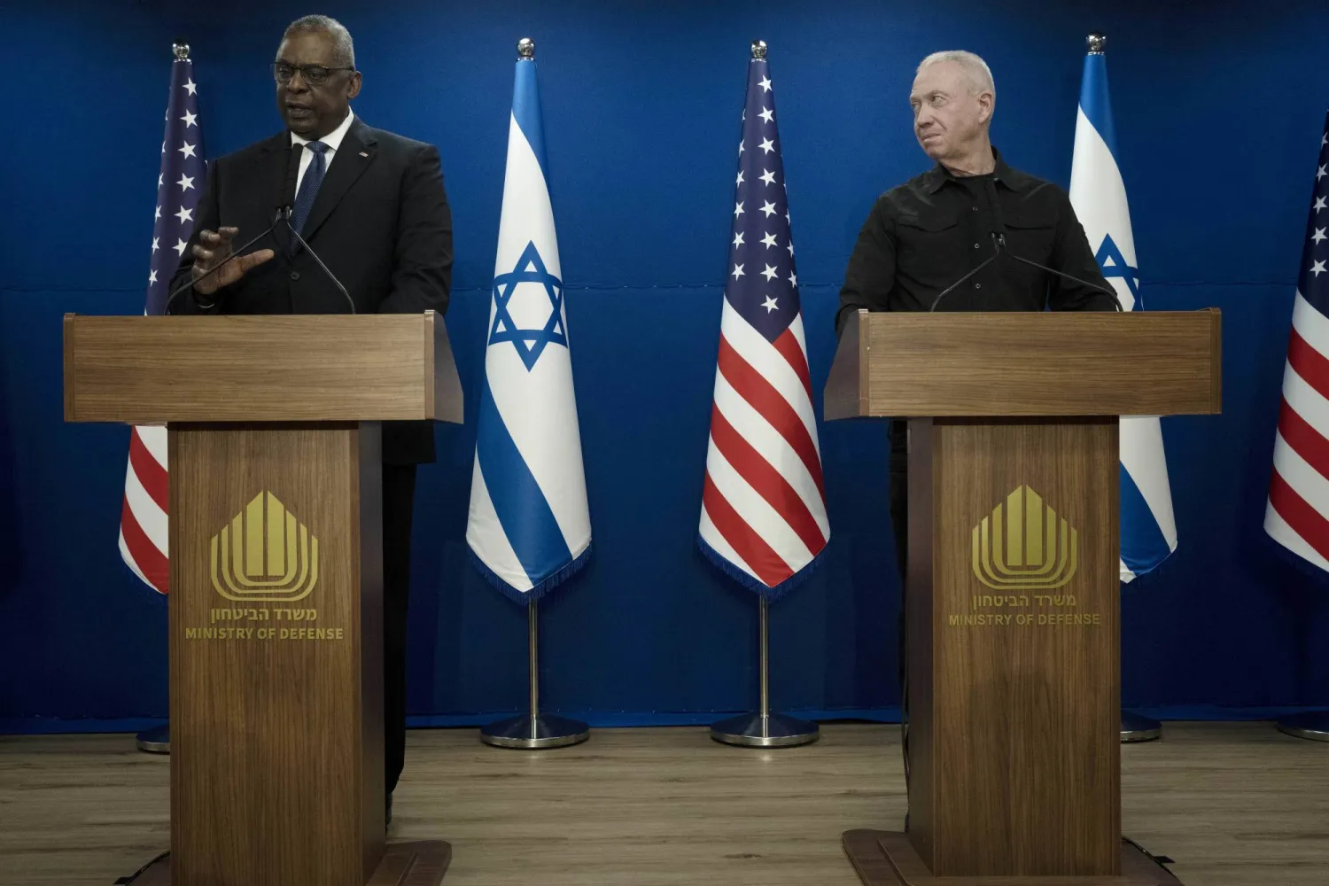 أرشيفية لغالانت يستمع إلى أوستن وهو يدلي ببيان مشترك بعد اجتماعهما بشأن حرب غزة في تل أبيب أمس (أ.ب)