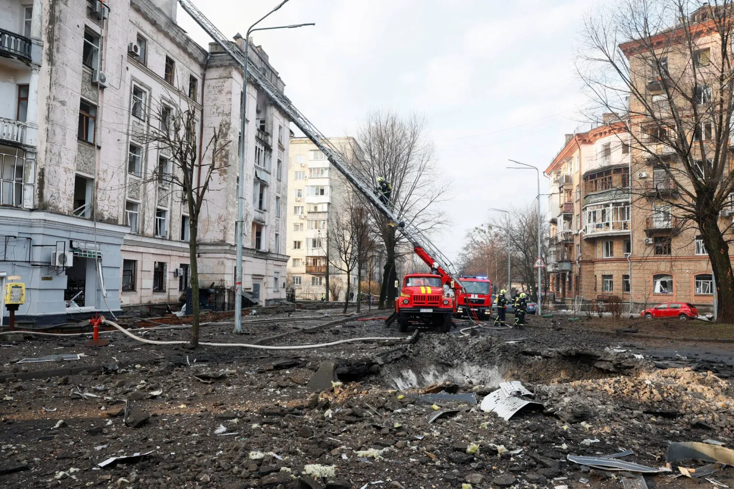 رجال إنقاذ يعملون في موقع مبنى تضرر خلال ضربة صاروخية روسية على كييف (رويترز)
