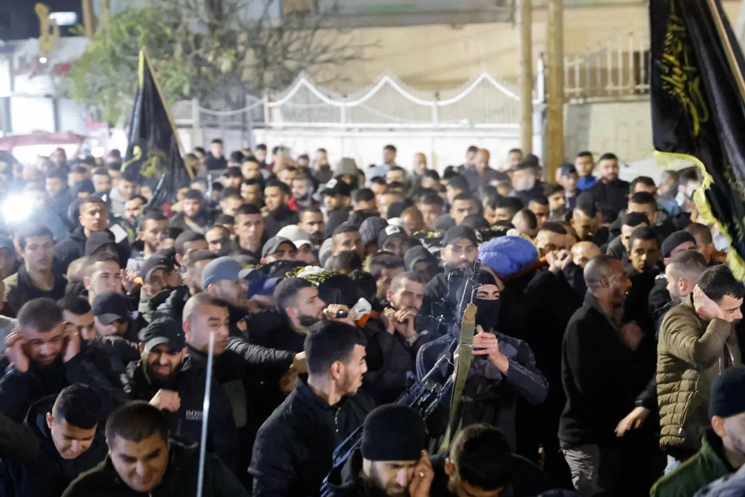 مشيعون يحملون جثة أحد الرجال الثلاثة الذين قتلوا في وقت سابق في غارة جوية إسرائيلية استهدفت سيارة في جنين بالضفة الغربية (رويترز)