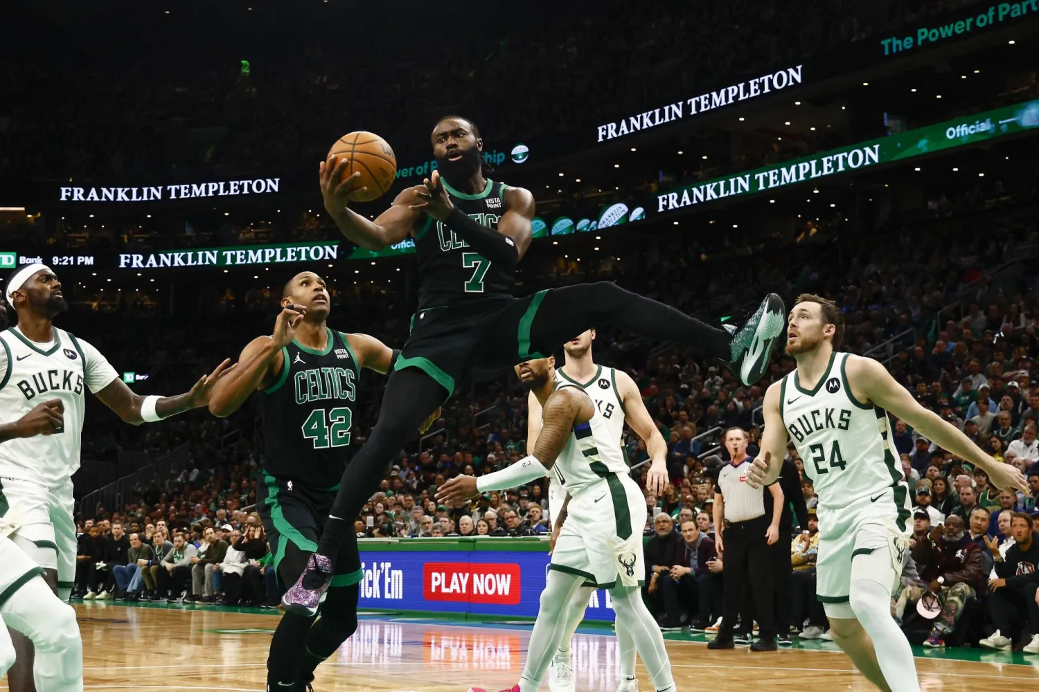 بوسطن سلتيكس فاز على ميلووكي باكس 122-119 (رويترز)