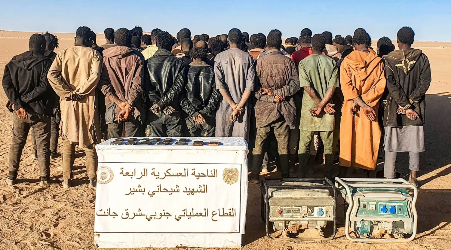 أشخاص اعتقلهم الجيش الجزائري بشبهة التهريب في جنوب البلاد (وزارة الدفاع)