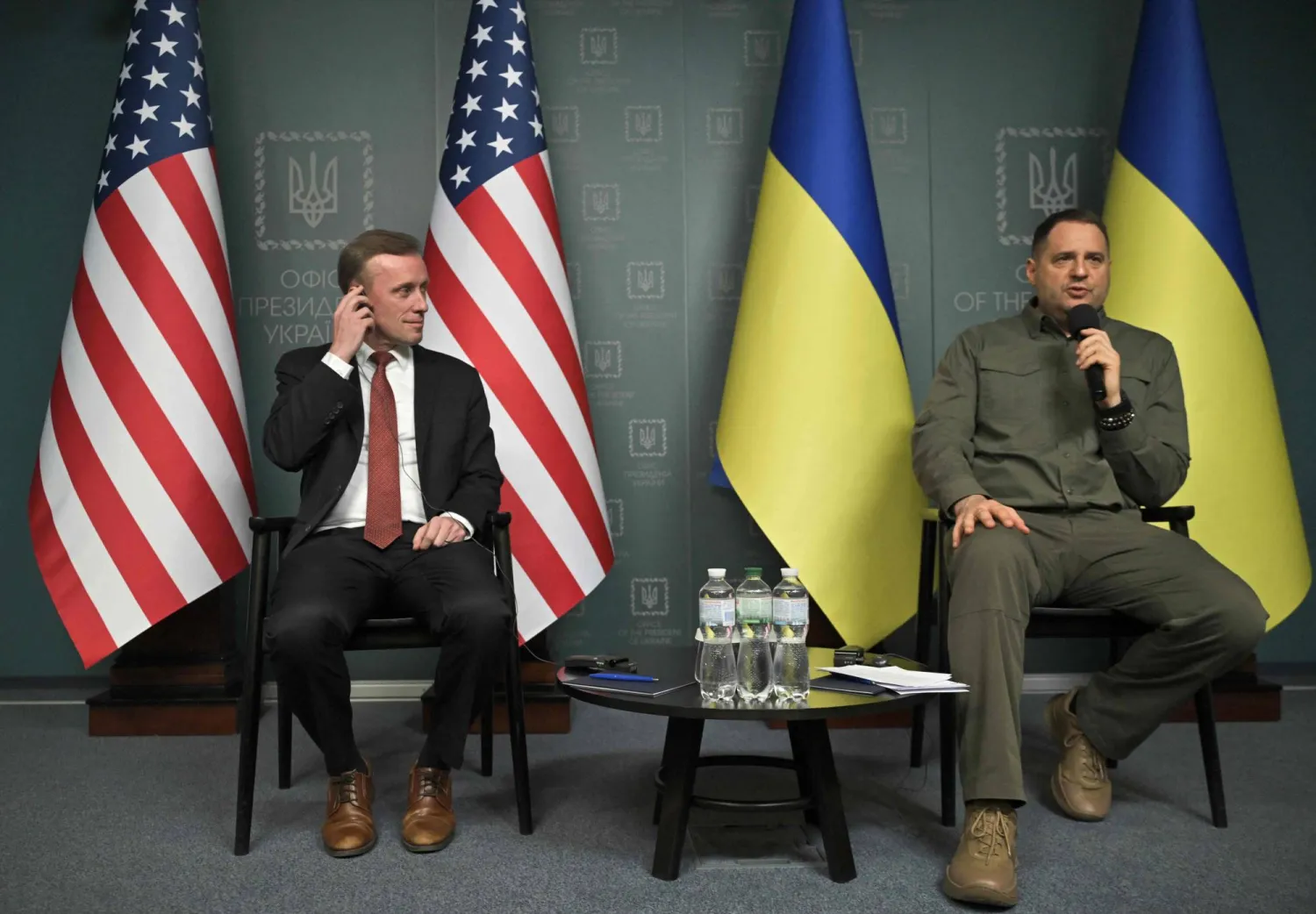 مستشار الأمن القومي الأميركي جايك سوليفان خلال مؤتمره الصحفي في كييف مع أندريه يرماك المستشار الأمني للرئيس الأوكراني (أ.ف.ب)