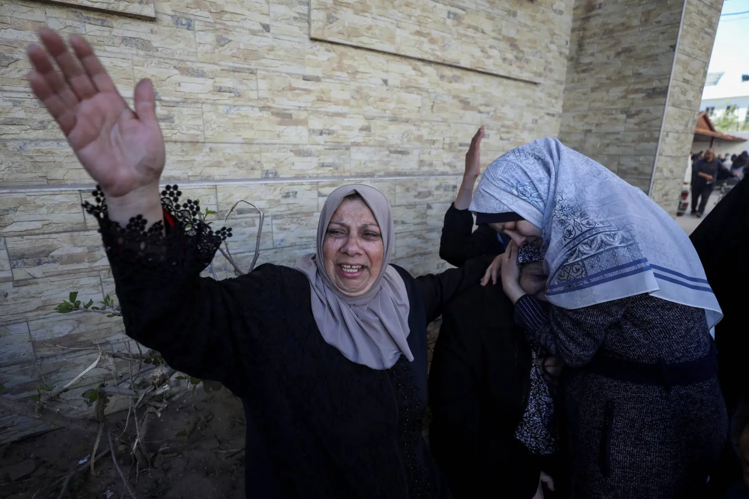 نساء فلسطينيات خلال جنازة قتلى غارة إسرائيلية على مدينة غزة (رويترز)