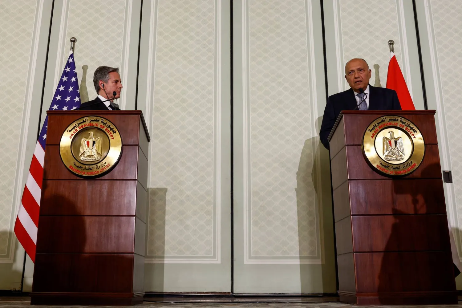 وزير الخارجية المصري سامح شكري ونظيره الأميركي أنتوني بلينكن في مؤتمر صحافي بالقاهرة (رويترز)