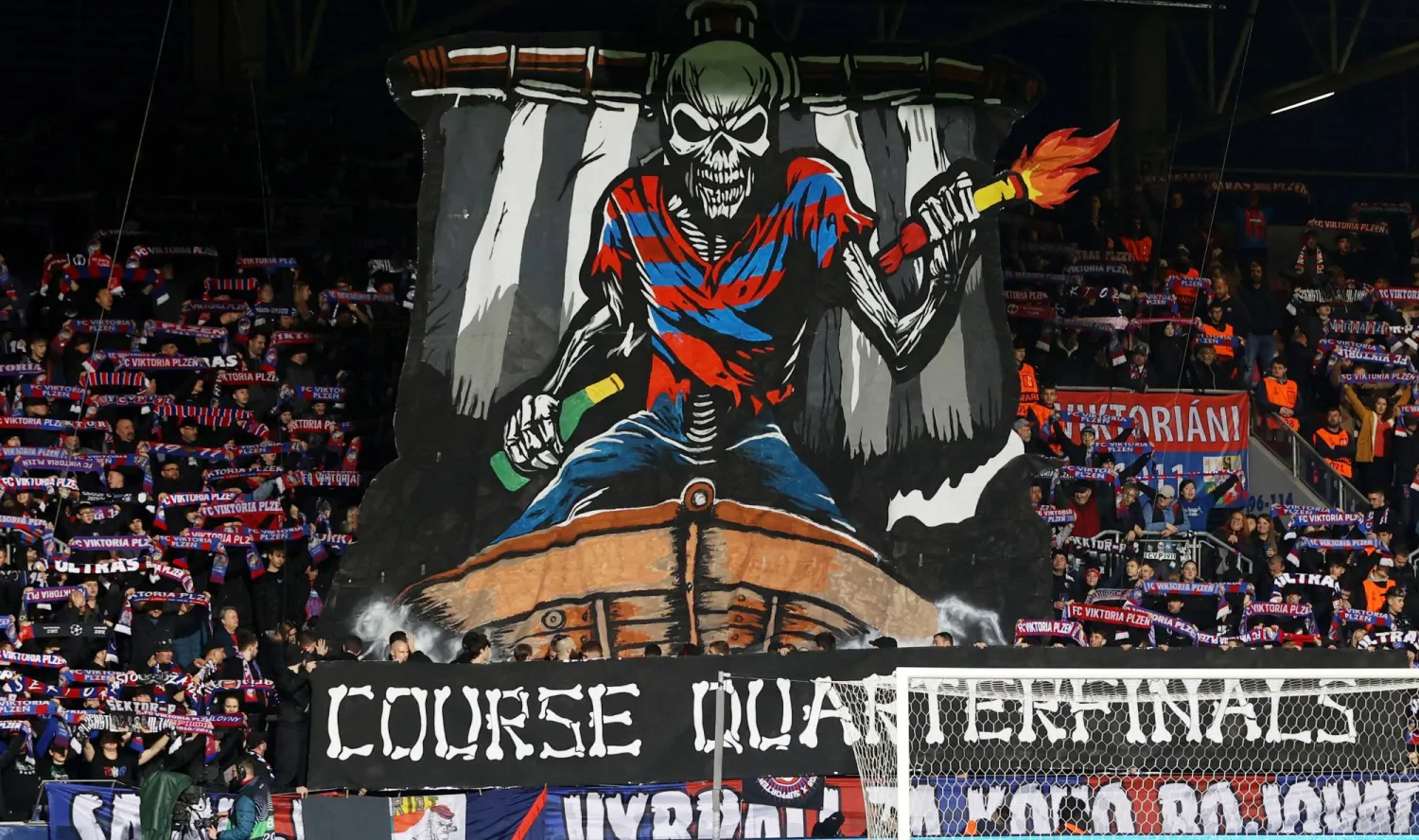 جماهير فيكتوريا بلزن التشيكي خلال مواجهة سيرفيت جنيف السويسري بدوري المؤتمرات الأوروبي (رويترز)