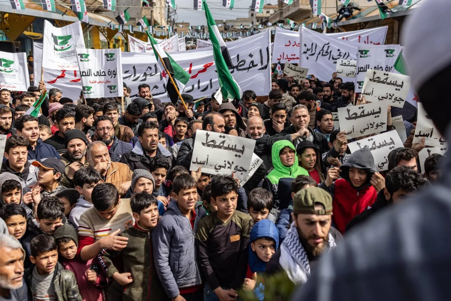 Suriyeliler 15 Mart’ta İdlib’de Suriye Devlet Başkanı Beşşar Esed rejimine karşı yürüdü (DPA)