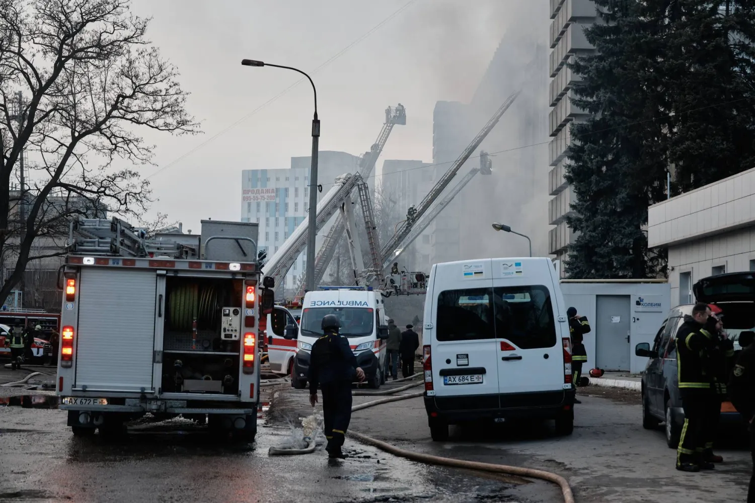 رجال إطفاء يعملون على إخماد حريق في موقع هجوم صاروخي على مبنى صناعي في خاركيف (إ.ب.أ)