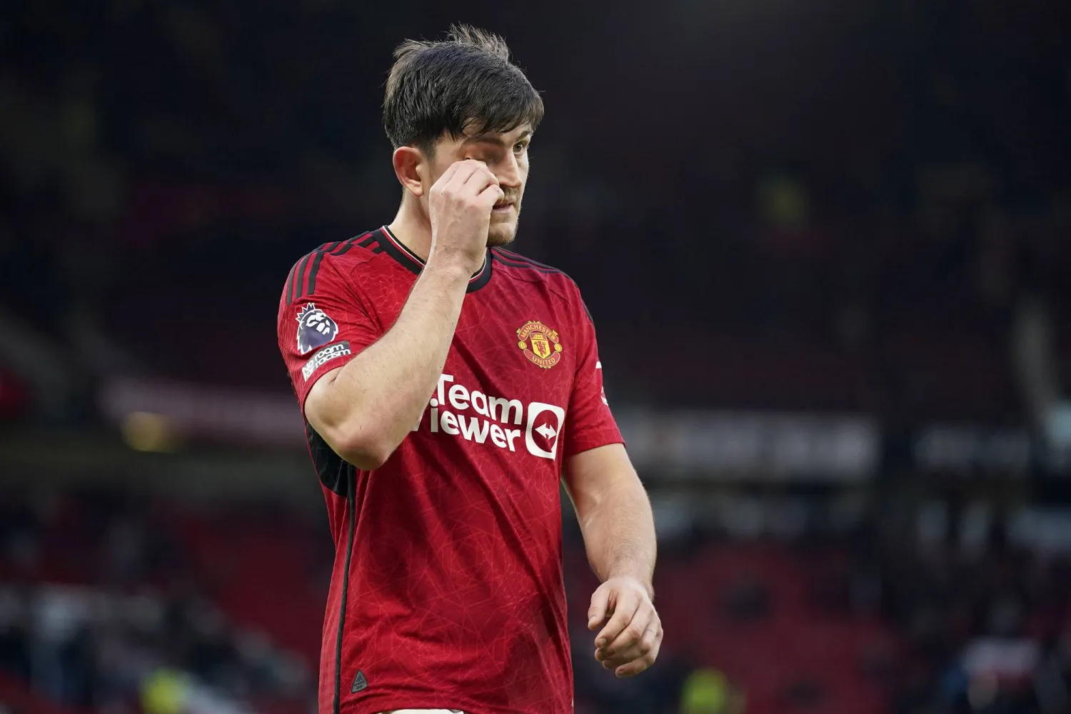 هاري ماغواير يحفز زملاءه (أ.ب)