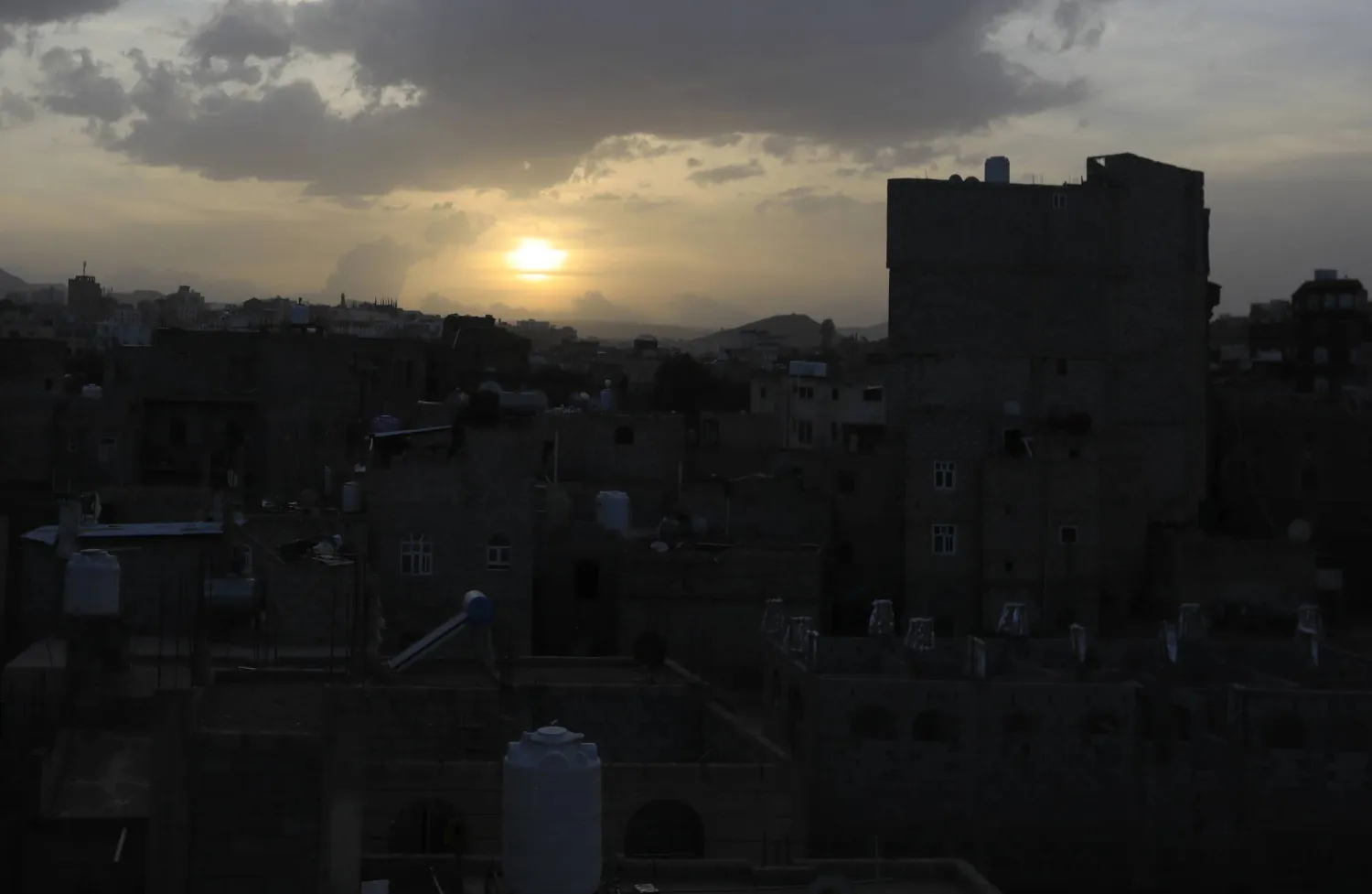 يتهم سكان صنعاء أجهزة الحوثيين بالتساهل مع العصابات ويلجأون إلى مواجهتها بأنفسهم (إ.ب.أ)