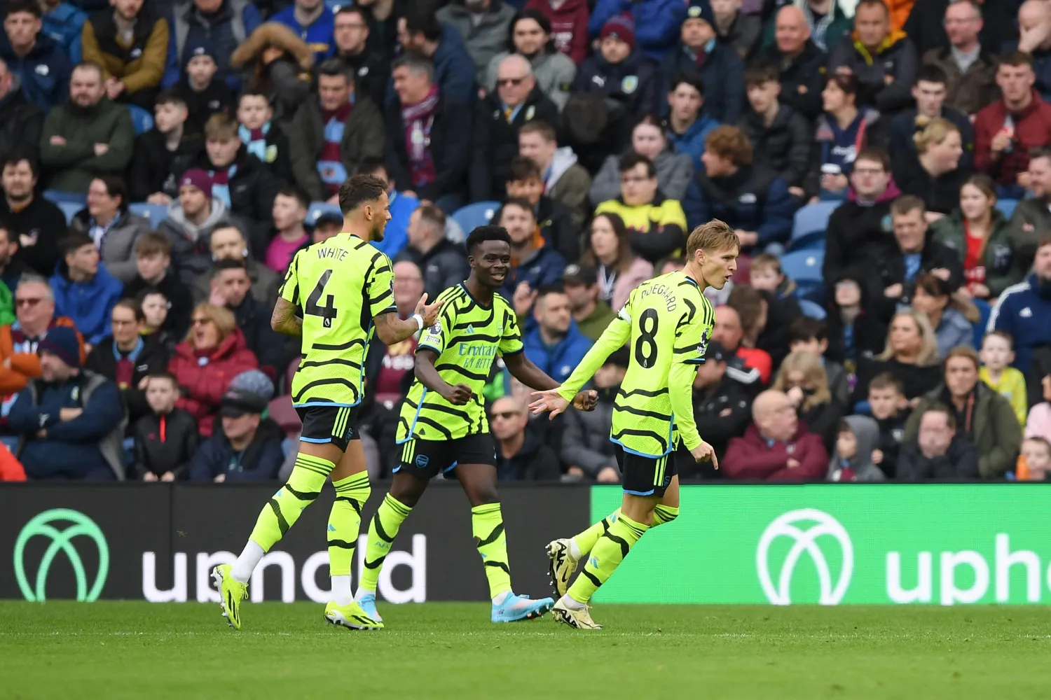 ثلاثي الجبهة اليمنى أوديغارد وساكا ووايت مفتاح انتصارات آرسنال مؤخراً (غيتي)