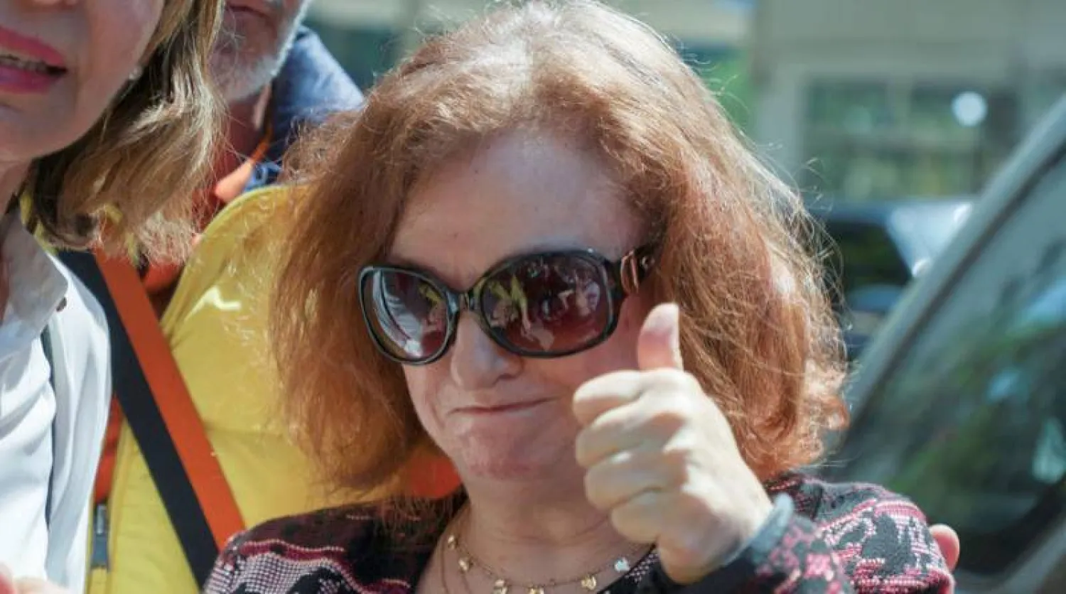 غادة عون لدى خروجها من قصر العدل في بيروت أمس (رويترز)