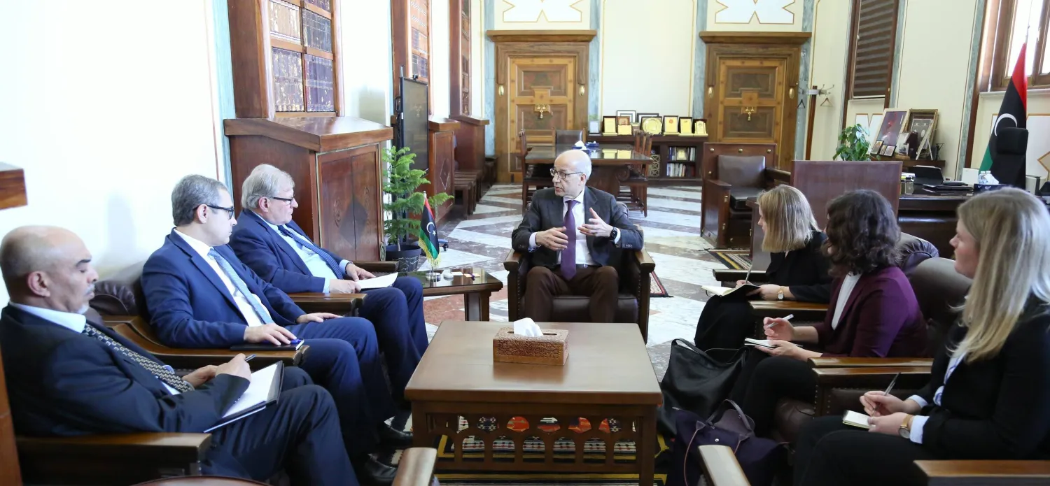 الكبير مستقبلاً في وقت سابق المبعوث الأميركي والقائم بأعمال سفارتها في ليبيا (المصرف المركزي)