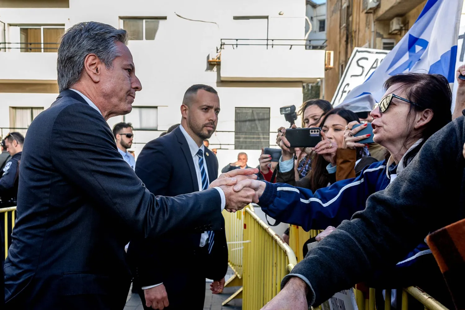 وزير الخارجية الأميركي أنتوني بلينكن يصافح أقارب الرهائن في غزة (أ.ف.ب)