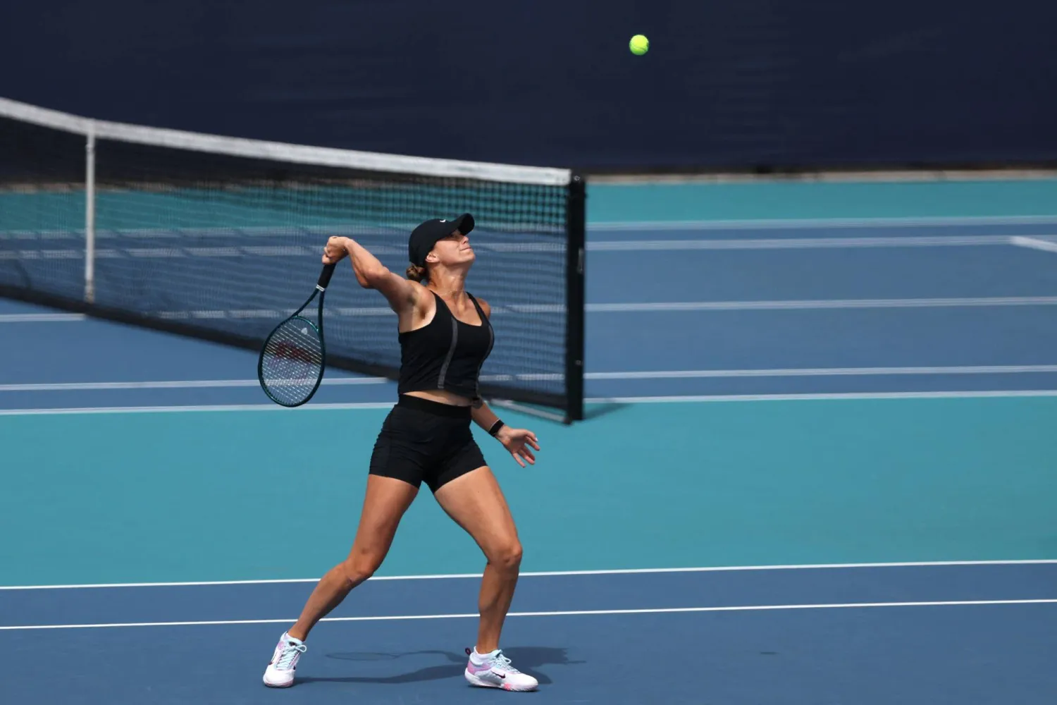 سابالينكا خلال تدريباتها استعداداً لبطولة ميامي المفتوحة (أ.ف.ب)