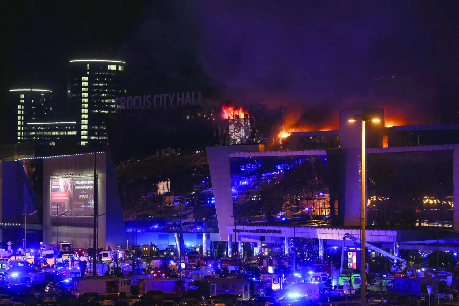 صالة «كروكوس» في كرانسنوغورسك قرب موسكو تحترق بعد الهجوم المسلح عليها مساء أمس (أ.ف.ب)