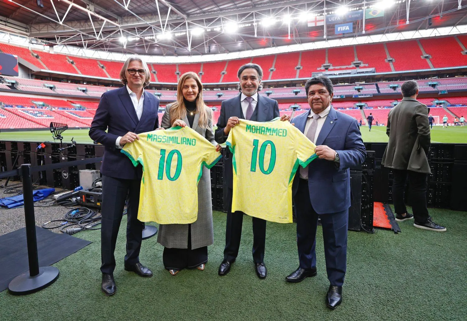 حنزاب وإيدنالدو رودريغيز في ملعب ويمبلي عقب الاتفاقية (الشرق الأوسط)