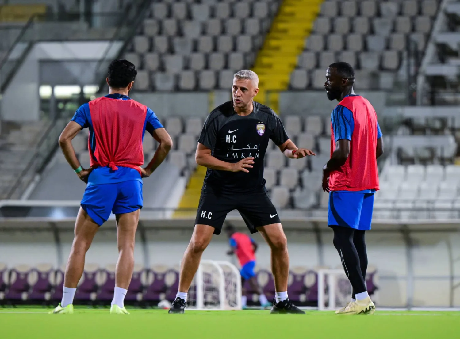 كريسبو يوجه لاعبي العين خلال التدريبات الأخيرة (نادي العين)