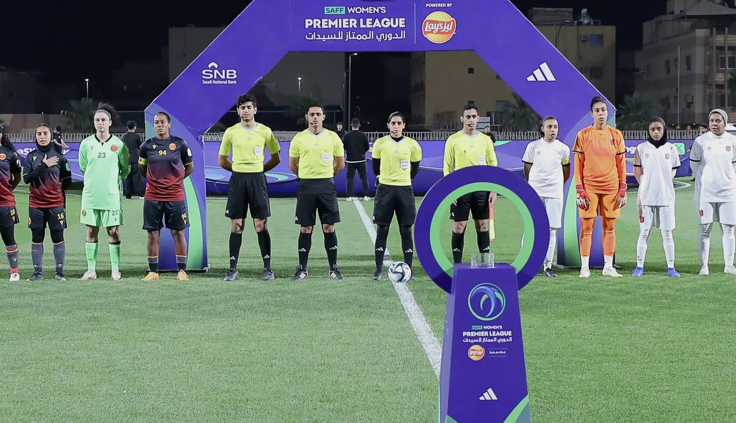 هبة العويضي مع مساعديها قبل انطلاق المباراة (الشرق الأوسط)