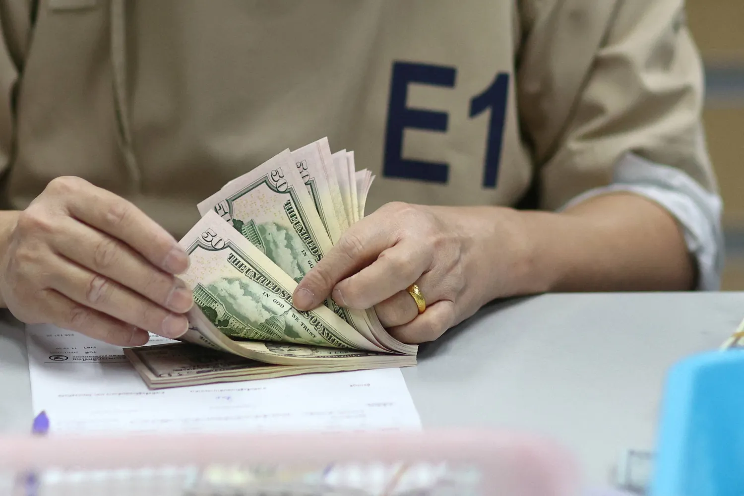 الحياة لا يمكن التنبؤ بها وقد تظهر نفقات غير متوقعة مثل الحاجة إلى إصلاحات في المنزل أو السيارة (رويترز)
