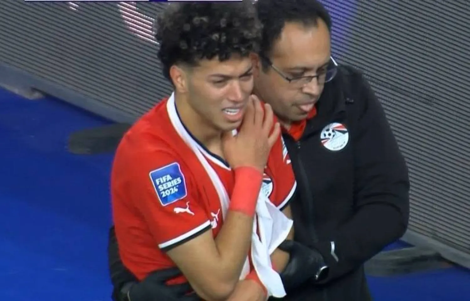 إمام عاشور يذرف الدموع بعد خروجه مصاباً (الشرق الأوسط)