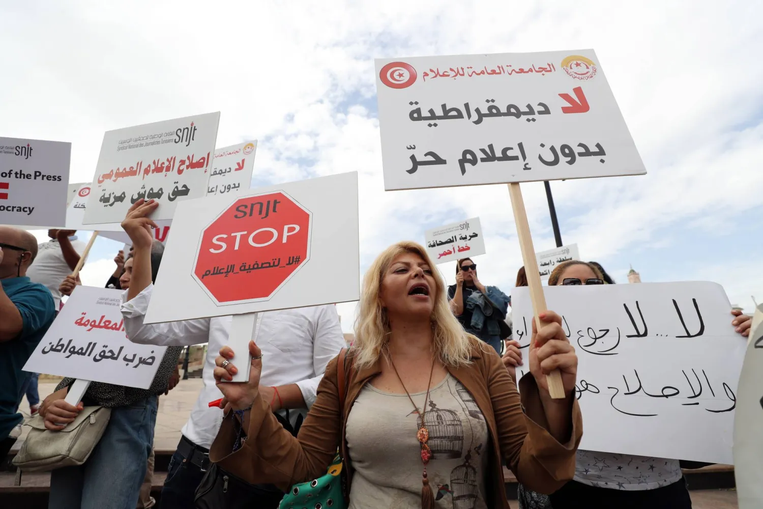 من مظاهرة سابقة نظمها صحافيون وسط العاصمة في أكتوبر الماضي احتجاجاً على «التضييق على الحريات» (إ.ب.أ)