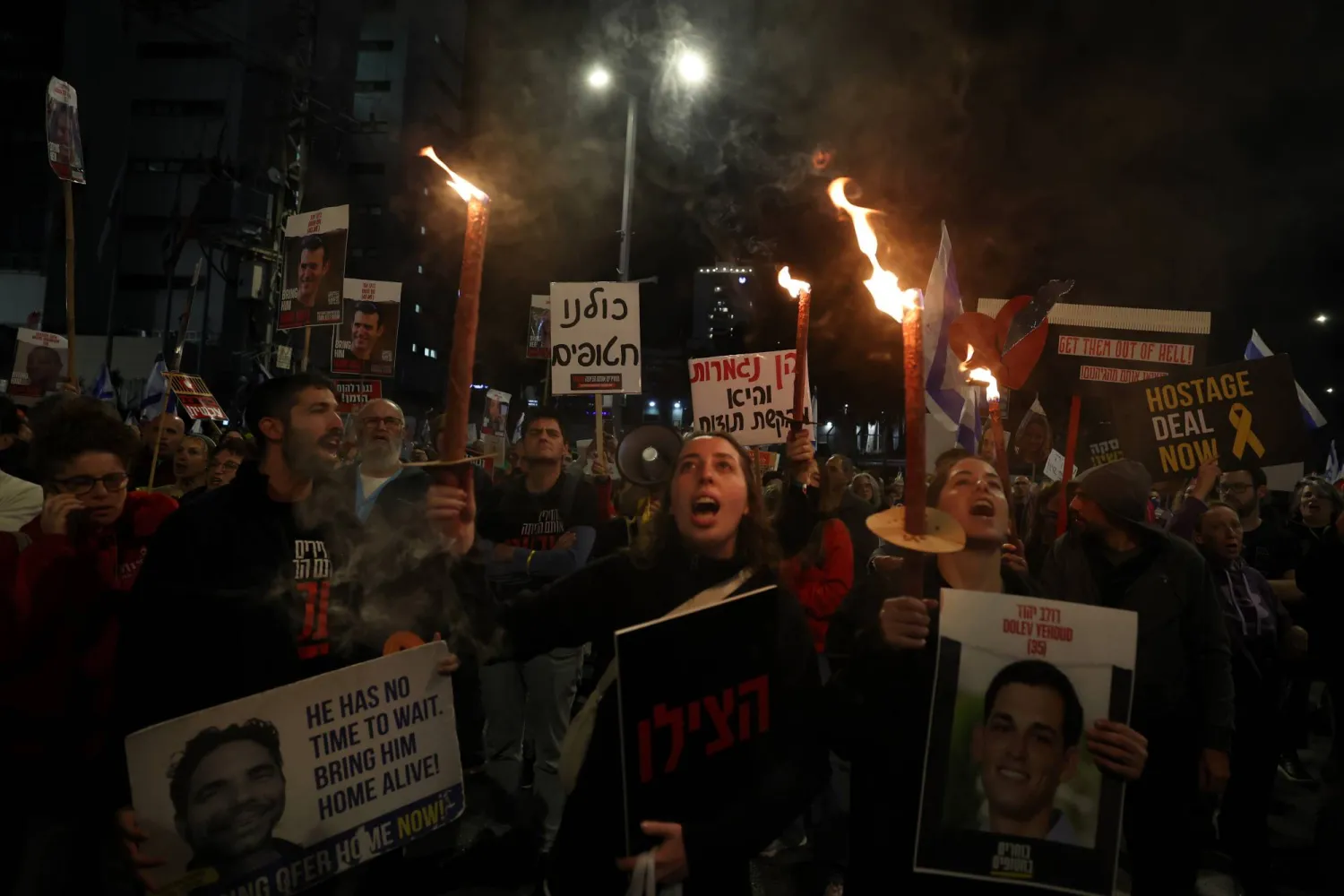 عائلات الرهائن الإسرائيليين الذين تحتجزهم «حماس» يتظاهرون ضد حكومة بنيامين نتنياهو في تل أبيب (إ.ب.أ)