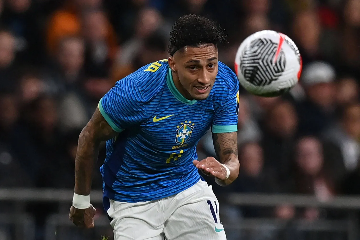 رافينها خلال مشاركته مع منتخب بلاده أمام إنجلترا ودياً اليوم السبت (أ.ف.ب)