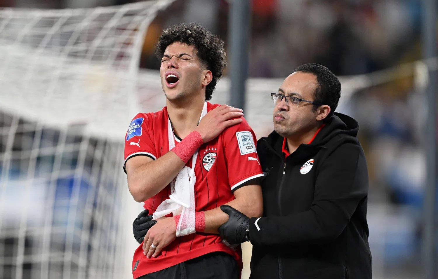 عاشور متألما من الإصابة خلال مباراة مصر ونيوزيلندا (الشرق الأوسط)