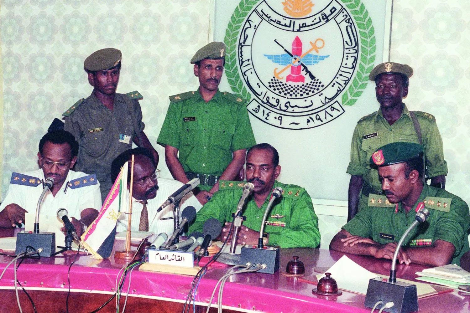 Ömer El Beşir, 1989’da iktidara gelmesinin ilk günlerinde askeri ekibinin bazı üyeleriyle birlikte (AFP)