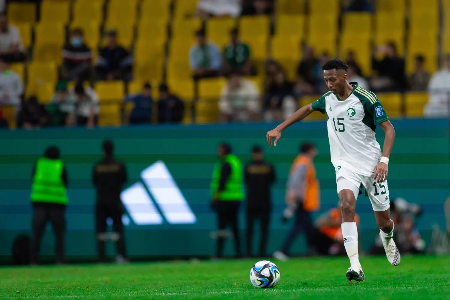 ناصر الدوسري خلال مشاركته في مباراة طاجيكستان الماضية بالرياض (الشرق الأوسط)