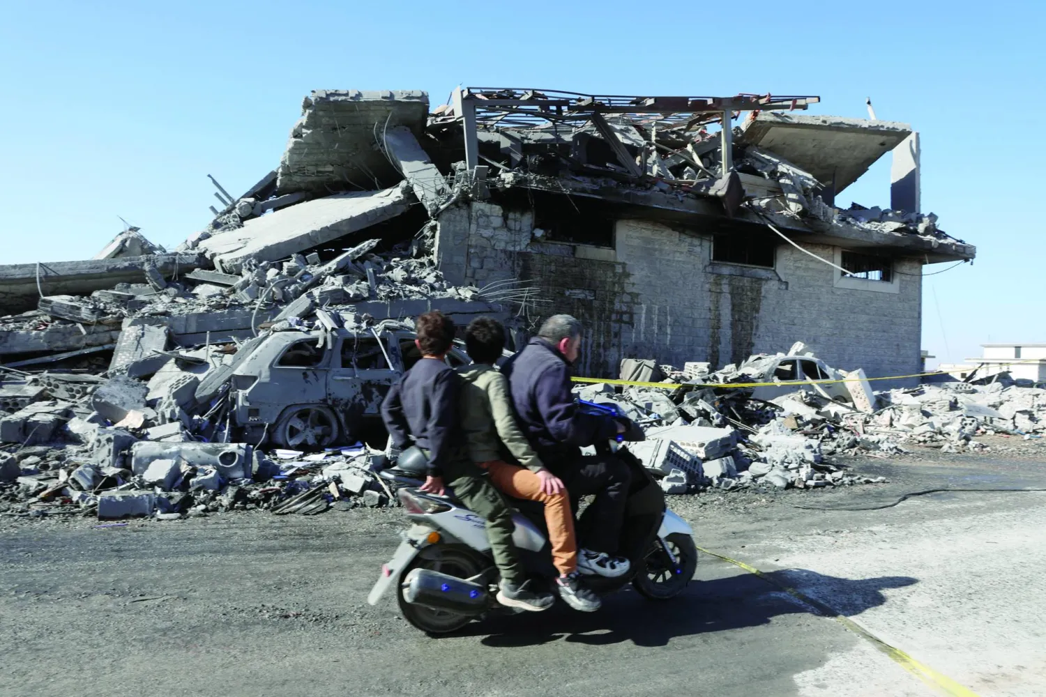 أرشيفية لآثار غارة جوية إسرائيلية استهدفت دورا في بعلبك (رويترز)