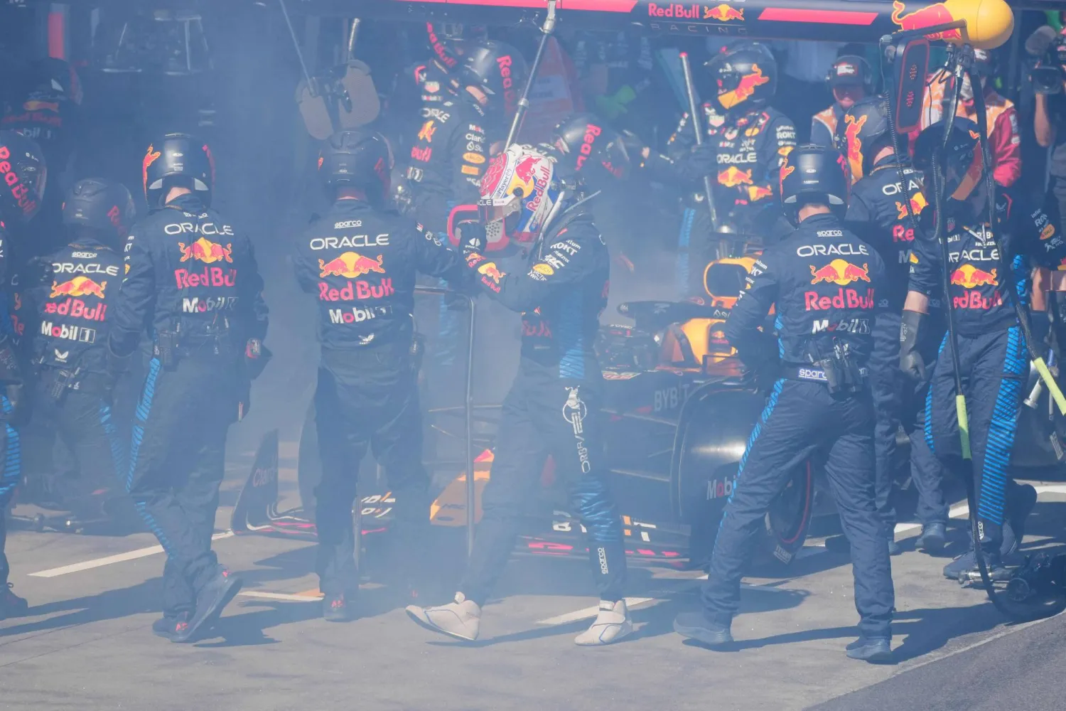 فيرستابن عاد لحظيرة فريقه بعد 4 لفات والدخان يتصاعد من سيارته (أ.ف.ب)