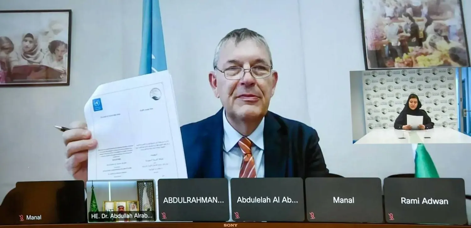 فيليب لازاريني المفوض العام لوكالة «الأونروا» مبرزاً مذكرة الدعم المالي (أرشيفية - واس)