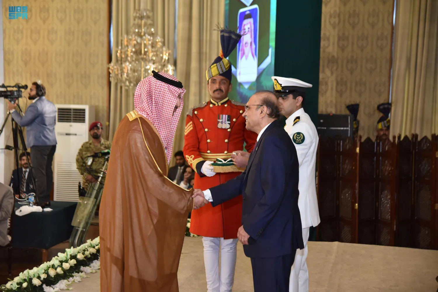 يتزامن التكريم مع زيارة سلطان المرشد لباكستان لتوقيع اتفاقيتَي قرضين تنمويين مع وزارة الشؤون الاقتصادية الباكستانية (واس)