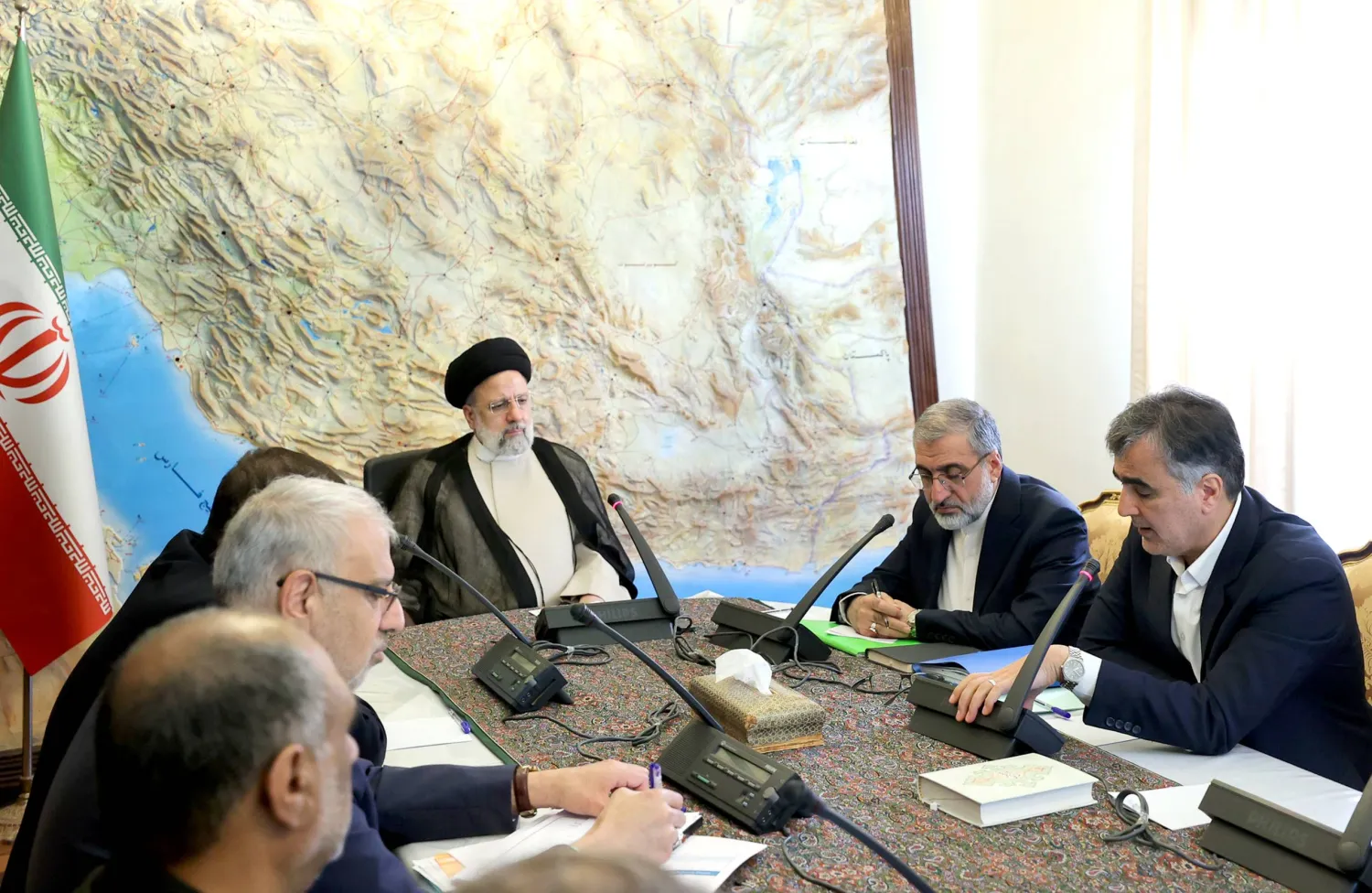 رئيسي يستمع إلى محافظ البنك المركزي الإيراني محمد رضا فرزين خلال اجتماع اقتصادي للحكومة اليوم الأحد (الرئاسة الإيرانية)
