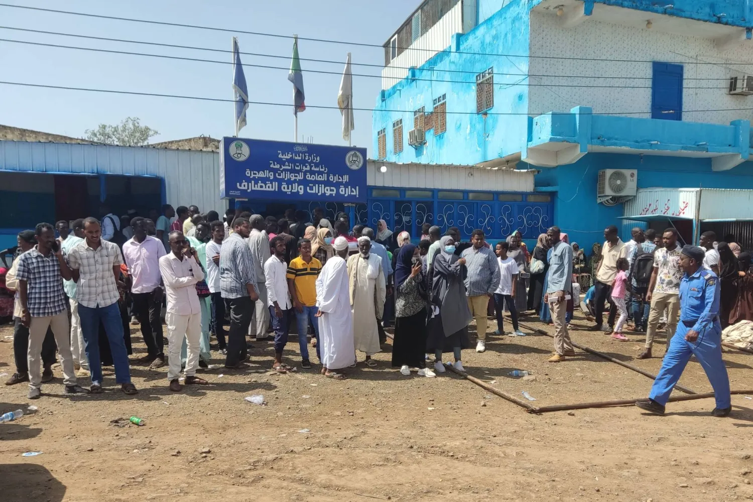 ازدحام أمام أحد مكاتب الخدمات الحكومية في بورتسودان (أ.ف.ب)