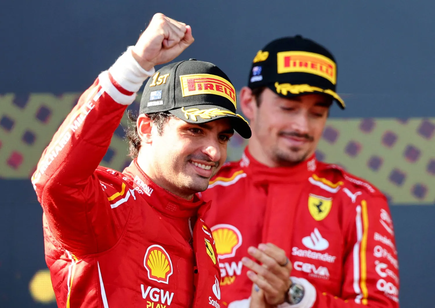 ساينز يحتفل بفوزه على الحلبة الاسترالية بجوار زميله ووصيفه لوكلير (رويترز)