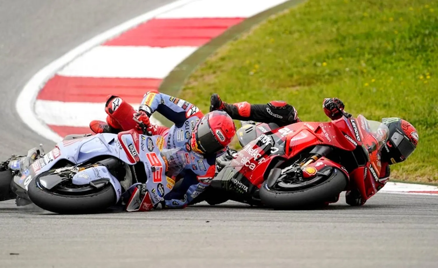 لحظة تصادم الإسباني مارك ماركيز والإيطالي بانيايا خلال منافسات جائزة البرتغال الكبرى (الشرق الأوسط)