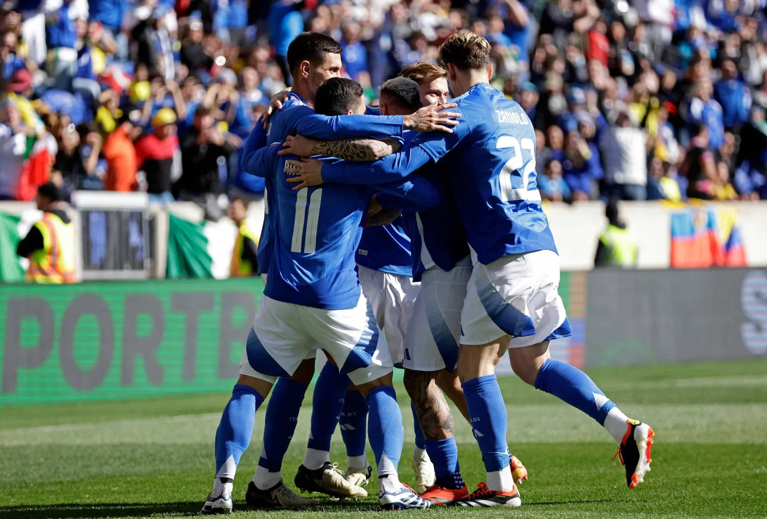 فرحة لاعبو المنتخب الإيطالي بهدفهم الأول في مرمى الإكوادور (أ.ف.ب)