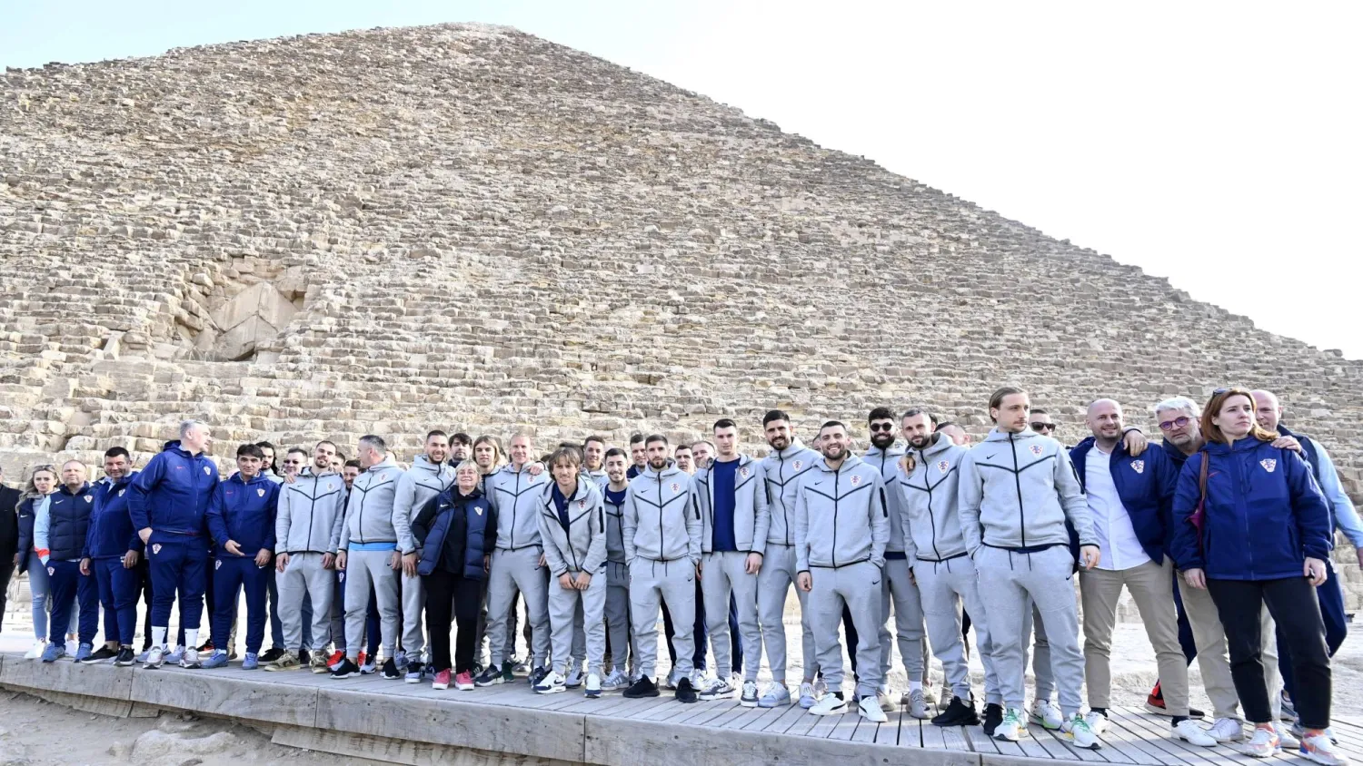 بعثة منتخب كرواتيا خلال زياراتهم لأهرامات القاهرة في مصر (الشرق الأوسط)