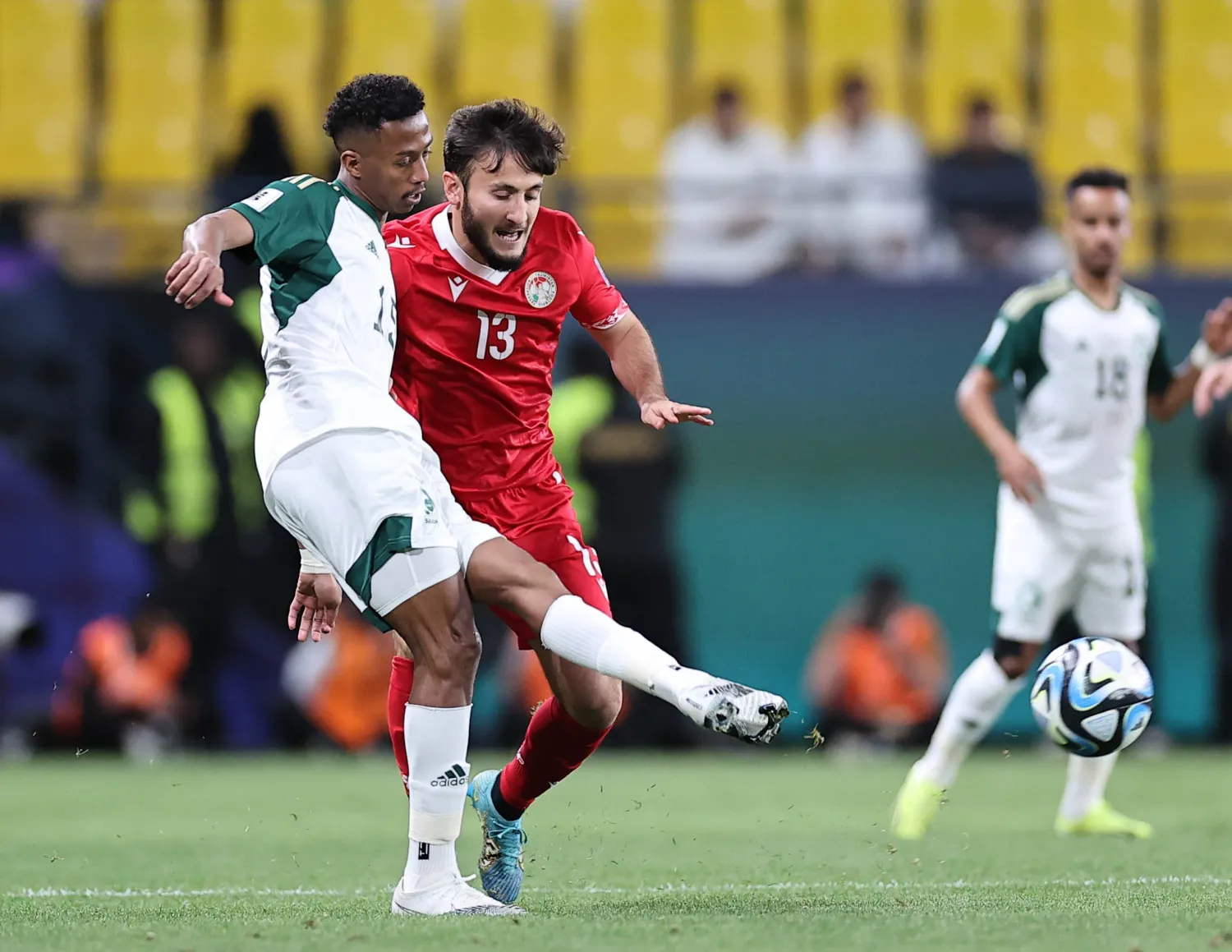 ناصر الدوسري خلال مشاركته في مواجهة الأخضر أمام طاجيكستان (تصوير: سعد العنزي) 