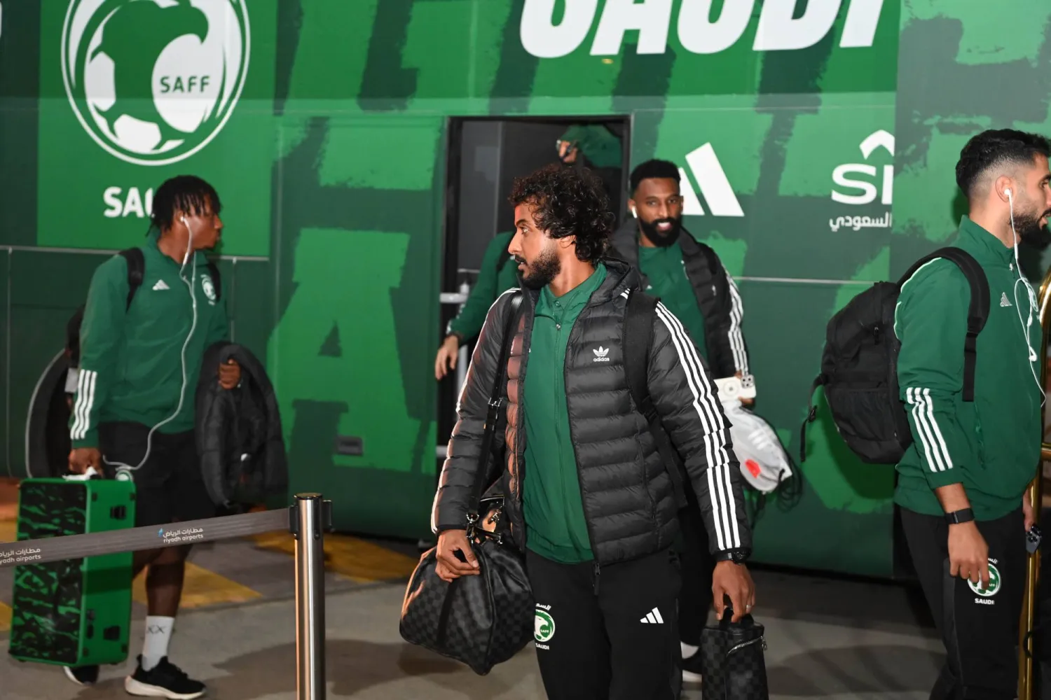 جانب من مغادرة الأخضر السعودي إلى طاجيكستان (تصوير: بشير صالح ) 