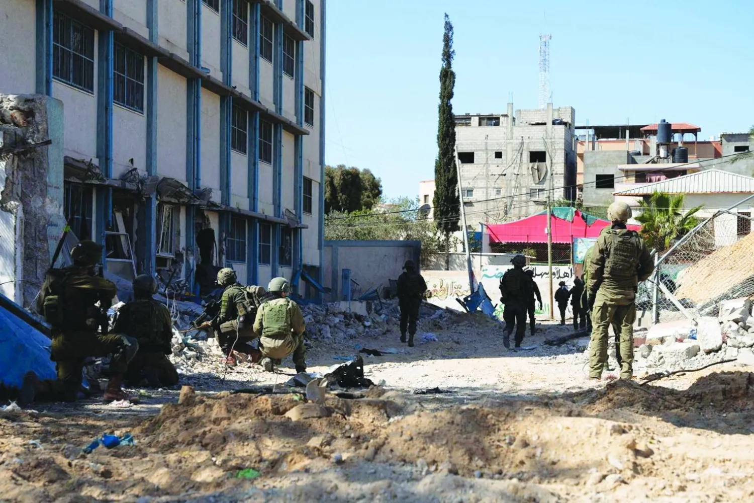 جنود إسرائيليون قرب مستشفى «ناصر» في غزة (أرشيفية - رويترز)