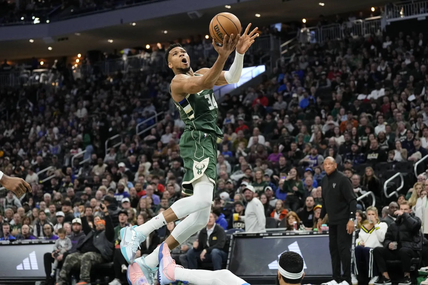 أنتيتوكونمبو التقط 19 متابعة هي الأعلى له هذا الموسم (رويترز)