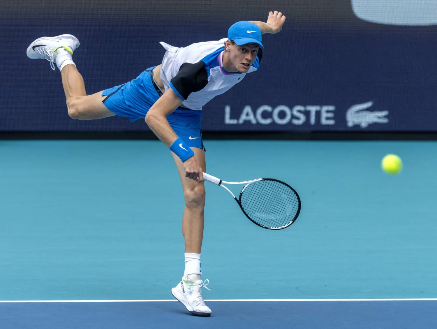 الإيطالي يانيك سينر عانى للفوز على خريكسبور (إ.ب.أ)