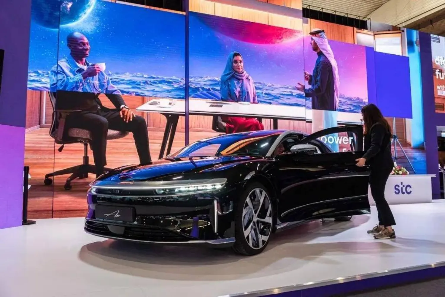 إحدى مركبات مجموعة «لوسيد» للسيارات الكهربائية (الشرق الأوسط)