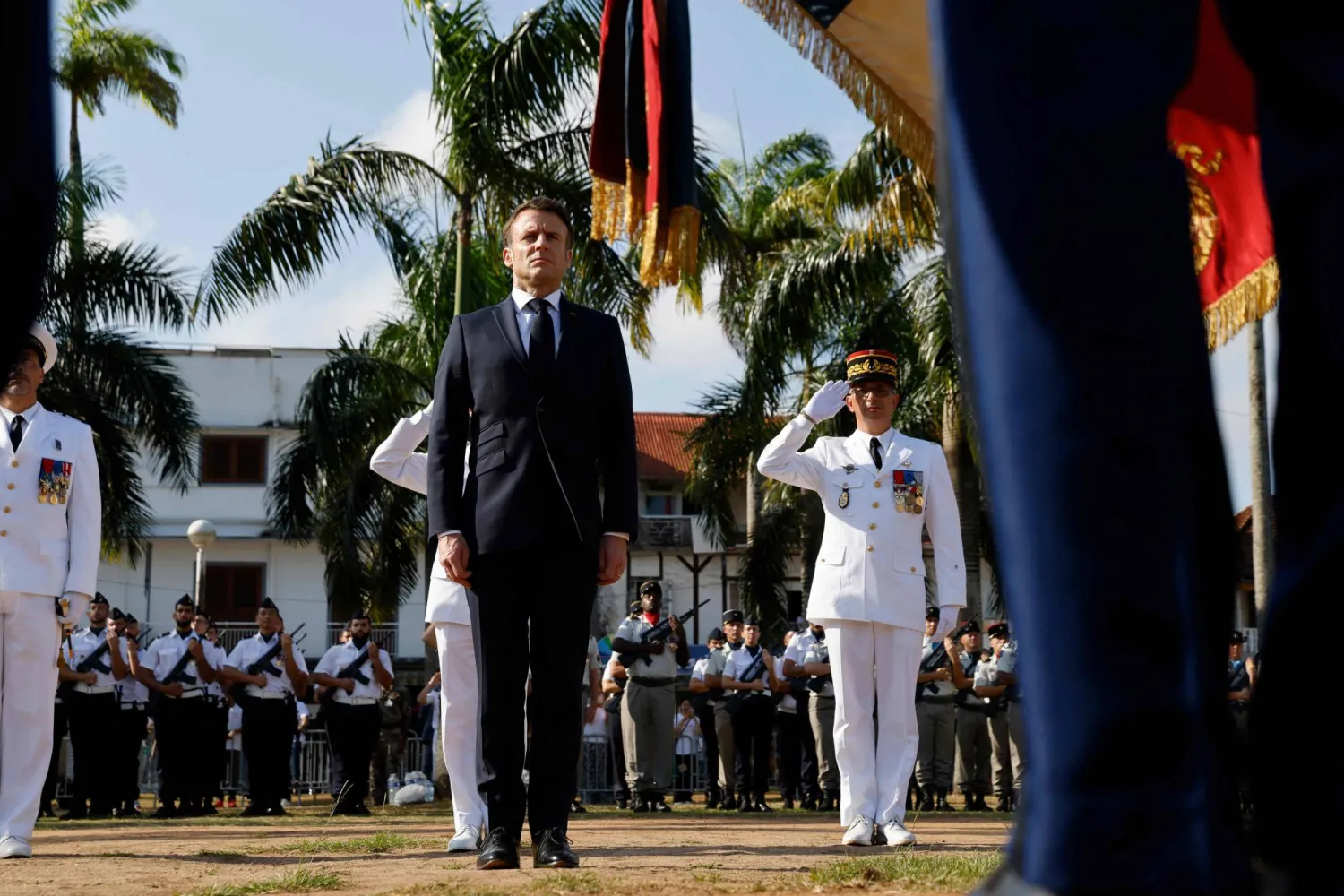 الرئيس إيمانويل ماكرون يحضر مراسم تكريمه لدى وصوله الاثنين إلى غويانا «منطقة تابعة لفرنسا ما وراء البحار» (أ.ف.ب)